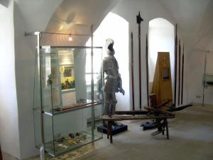 霍恩斯泰因Herberge Burg Hohnstein的博物馆玻璃盒中一个人的雕像