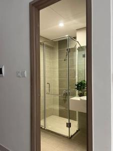 河内Vinhomes Smart City - Căn hộ đẹp, sang trọng tại tòa nhà S1.02的一个带水槽的玻璃淋浴间
