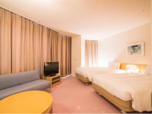 汤泽町苗场王子大饭店的一间酒店客房,设有两张床和电视