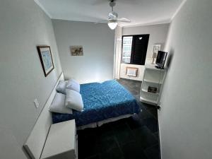 圣劳伦斯海滨Apartamento pé na areia em Riviera de São Lourenço的一间卧室配有一张床和吊扇