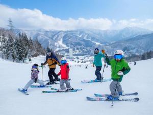 汤泽町苗场王子大饭店的一群滑雪者在雪中滑雪