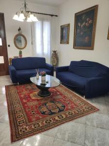 帕多瓦Casa Argia的客厅配有2张蓝色的沙发和1张桌子
