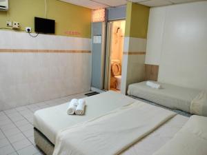 马六甲Grand Heritage Hotel的酒店客房带两张床和一间浴室