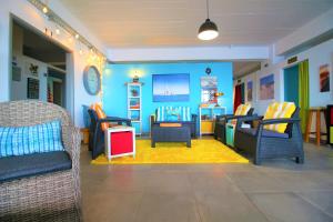 圣维森特The Waves Hostel的儿童游戏室设有蓝色的墙壁和椅子