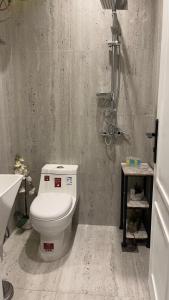 利雅德شقة انيقه بصاله وغرفه نوم - دخول ذاتي的浴室配有白色卫生间和盥洗盆。