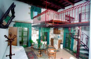 干尼亚IFIGENIA TRAD.ROOMS IN OLDTOWN BY.MARIOS的一间带楼梯和玻璃桌的客厅