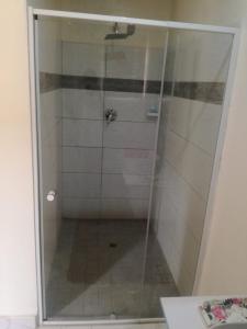 索韦托MajaK Guesthouse的浴室里设有玻璃门淋浴