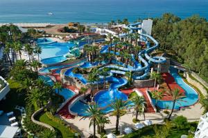锡德Seven Seas Hotel Blue - Ultra All Inclusive & Kids Concept的享有度假村水上公园的空中景致