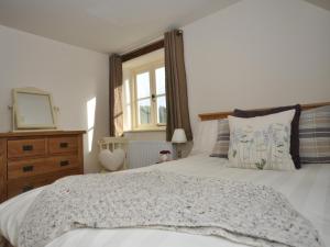 2 Bed in Newthorpe 47031的卧室设有一张白色大床和一扇窗户。