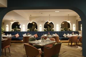 亚历山大斯茂华大广场酒店的一间带桌椅的用餐室和一间带窗户的房间