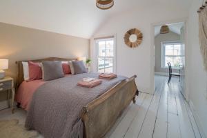 本布里奇Fern Cottage的一间卧室配有一张大床和两条毛巾