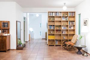 Mikra AnogiaVilla Myrtalia的客厅设有书架和书架