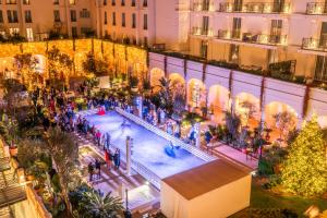 戛纳Carlton Cannes, a Regent Hotel的夜空购物商场的景色