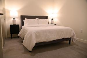 盐湖城Premium Spacious Apartments at Paperbox Lofts in Salt Lake City的一间卧室配有一张大床,上面有两盏灯