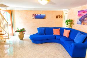 阿特拉尼Nonna Enza Apartment的客厅里一张蓝色的沙发