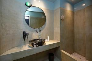 塞萨洛尼基Paradox的一间带水槽和镜子的浴室