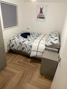 利物浦Anfield - Stylish four-bedroom Victorian house的一间铺有木地板的小卧室,配有一张床