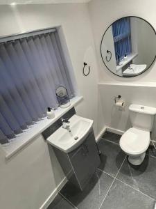 利物浦Anfield - Stylish four-bedroom Victorian house的一间带卫生间、水槽和镜子的浴室