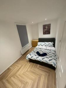 利物浦Anfield - Stylish four-bedroom Victorian house的一间卧室配有一张床,铺有木地板