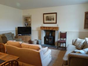 The Bothy, Gallin, Glenlyon, Perthshire的带沙发和壁炉的客厅