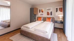菲拉赫KULA Comfort Rooms的一间卧室配有一张大床和镜子
