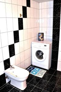 皮特斯迪亚Villa Leonidas的一间带洗衣机和卫生间的浴室
