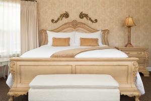 杰克逊荆棘山酒店的一间卧室配有一张木架大床