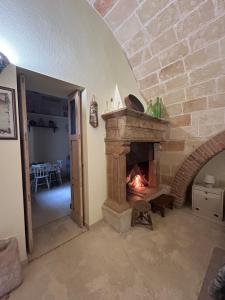 科佩尔蒂诺Nido d'amore in Salento的一间客厅,客厅内配有石制壁炉