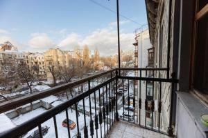 基辅Apartment Arena City 911的阳台享有雪覆盖的城市美景。
