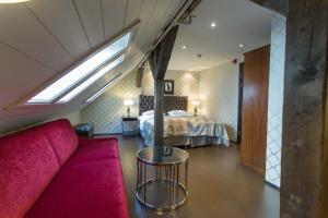 卑尔根汉萨酒店的客房设有床、沙发和窗户。