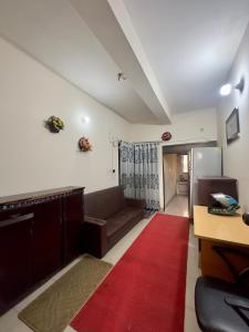 达卡Appayan Guest House Baridhara (Bhagyakula Building)的带沙发和红色地毯的客厅