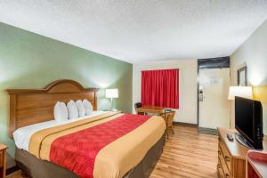 亨廷顿Econo Lodge Huntington - Barboursville University Area的酒店客房,配有床和电视