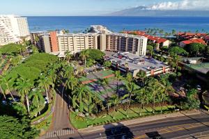 拉海纳雅诗顿卡阿纳帕利海岸酒店的享有棕榈树和海洋度假村的空中景致
