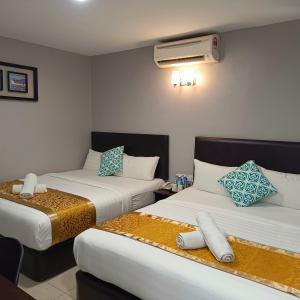 雪邦Royale City Hotel - 10 min from KLIA KLIA 2 Airport的酒店客房带两张床和加热器