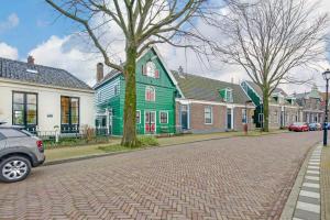 ZaandijkPakhuys bij de Zaanse Schans的乡下有鹅卵石的街道