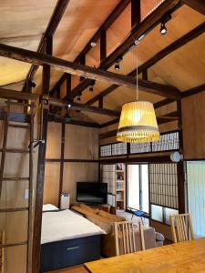 熊本SUMITSUGU HOUSE West的一间带桌子和吊灯的用餐室