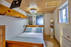 廷塔杰尔Finest Retreats - Treknow Summerhut的一间小卧室,小房子里配有一张床