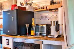 廷塔杰尔Finest Retreats - Treknow Summerhut的厨房柜台配有咖啡机和微波炉