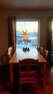 LilandThe grey house的一张餐桌,配有一扇星星的大窗户