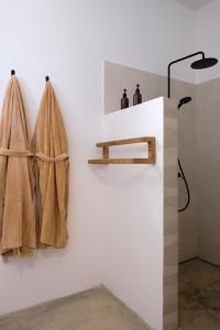 NgaringKawga Hôtel的浴室的墙上挂着毛巾