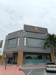 雪邦Royale City Hotel - 10 min from KLIA KLIA 2 Airport的前面有停车位的建筑