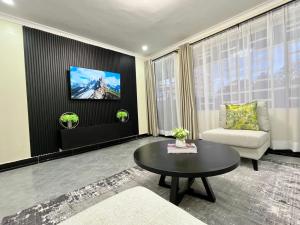 纳库鲁Naka Tranquil Suite with Ample Secure Parking的客厅配有沙发和桌子