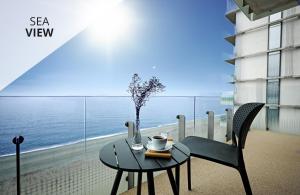 科布列季Miramare Magnetic Beach Hotel的阳台配有桌椅