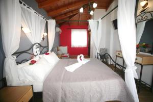 艾拉方索斯Coralli Rooms & Restaurant的一间卧室配有一张带两个天鹅的床