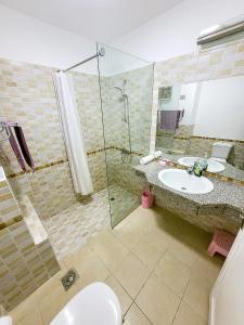 赫尔格达New Marina Hurghada Suite的浴室配有卫生间、盥洗盆和淋浴。