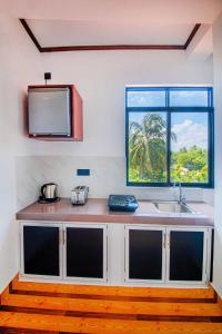 阿鲁特伽马Apartments by Tyzon的带水槽的厨房台面和窗户