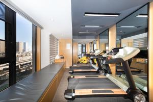 昆明昆明滇池亚朵酒店的健身房里的一排跑步机