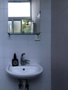 拉马特甘Studio 91 By IsrApart的一间带水槽和镜子的浴室以及窗户。