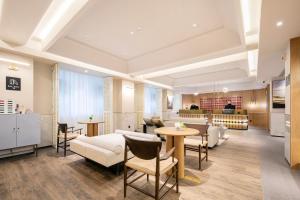 杭州杭州西湖武林广场延安路亚朵X酒店的客厅配有沙发和桌子