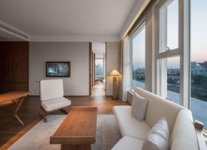 上海上海世博萨和酒店的带沙发、桌子和窗户的客厅